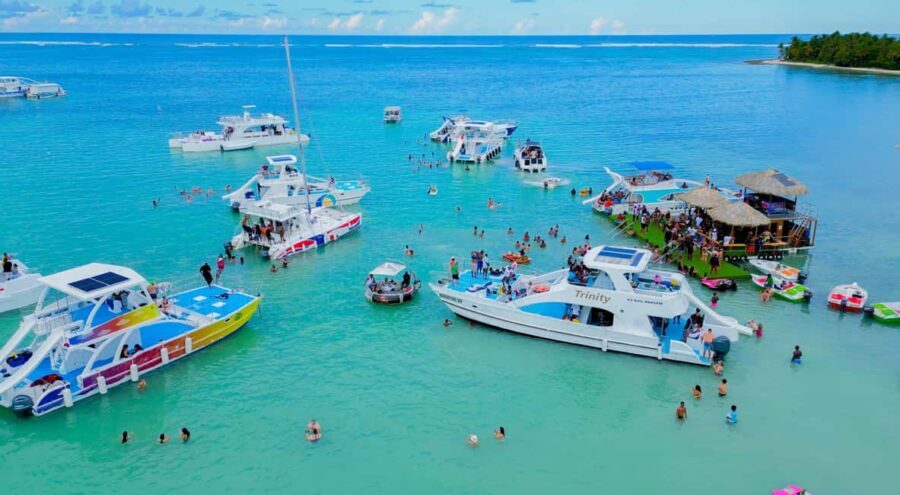 Punta Cana: Party Boat with Snorkeling, Open Bar And Hip Hop