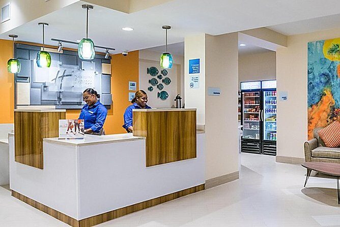 Roundtrip (LPIA) to Magaritaville, Marriott, Holiday Inn, Hilton - A Detailed Look at the Nassau Airport Transfer Experience