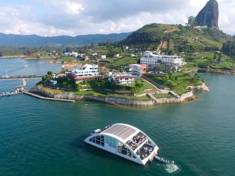 Tour Guatapé: luxury yacht to the stone of Peñol. - A detailed look at the experience