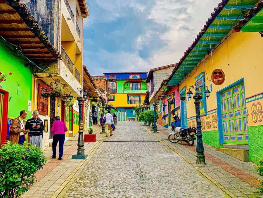 Tour Guatapé - Piedra del Peñol with departure from Medellín - A detailed look at the Guatapé tour experience