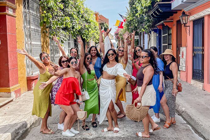 Walking Tour of Cartagena Photos, Snacks and Local Drink Included - The Iconic Squares and Religious Sites