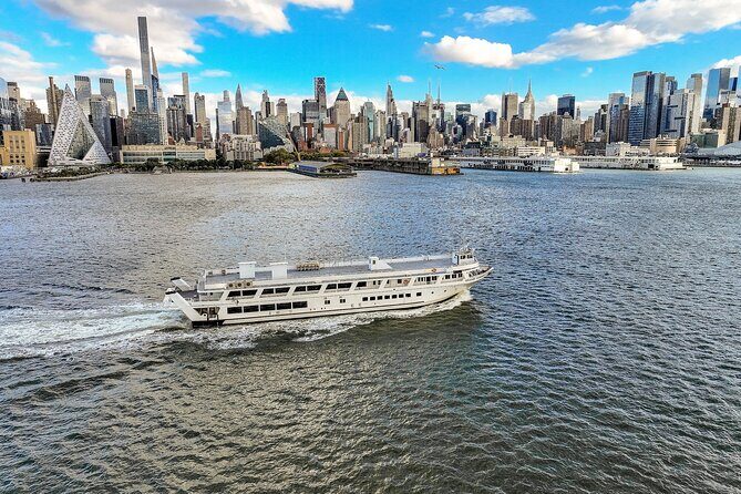 4th of July Fireworks Cruise with Open Bar, Buffet and Live Music - Itinerary Breakdown: What Does the Night Look Like?