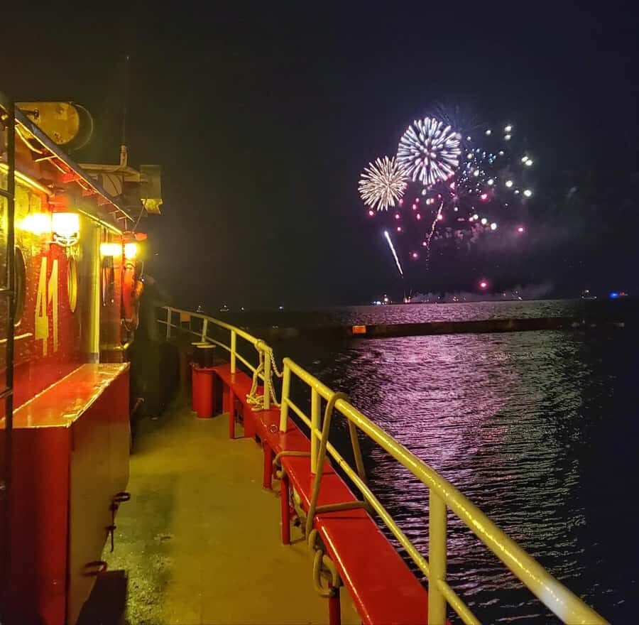 Chicago: Fireworks Cruise on a Historic Fireboat - An authentic way to see Chicago fireworks