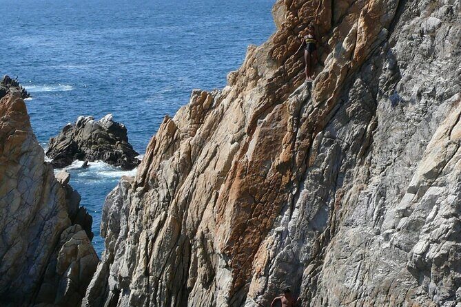 Express High Cliff Drivers at Acapulco - FAQ about the Acapulco Cliff Diving Tour