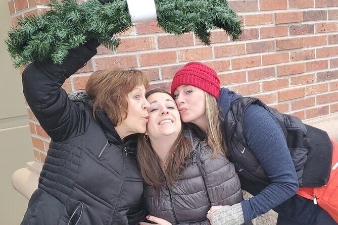 Get in the Holiday Spirit Scavenger Hunt in Williamsburg - Why This Experience Works