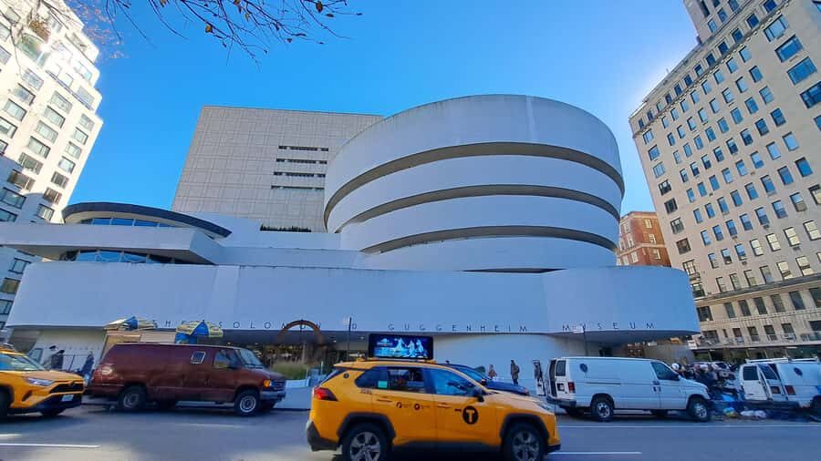 Guided tour of the Guggenheim Museum in NY - Setting the Scene: An Architectural Icon and Artistic Treasure