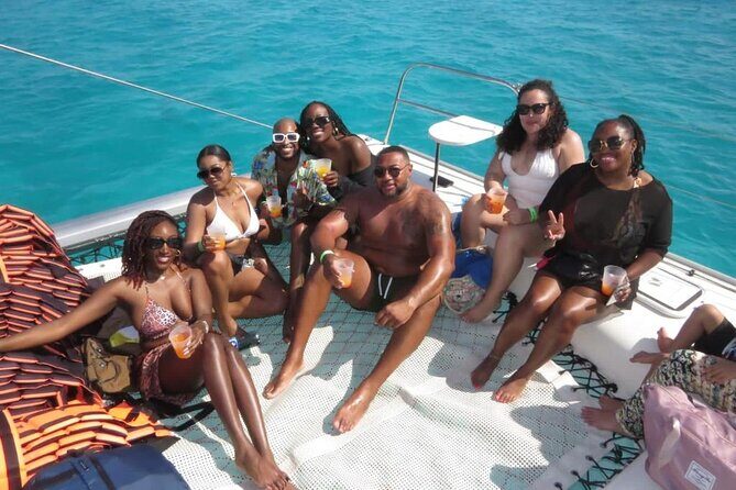 Isla Mujeres Rush : Catamaran Snorkeling and BUFFET in Beach Club - Arrival at Isla Mujeres and Beach Club Relaxation