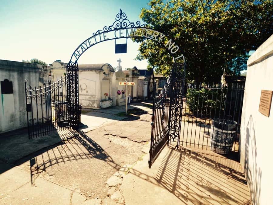 New Orleans: Garden District & Lafayette Cemetery gates Tour - A Detailed Look at the Garden District & Lafayette Cemetery Gates Tour