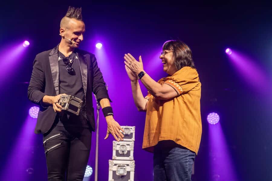 Niagara Falls, USA: Magic Theatre - Illusionist Leon Etienne - Key Points