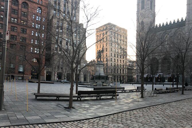 Private Tour DE Montreal EN Car with Certified Guide - The Guide: Passionate and Knowledgeable