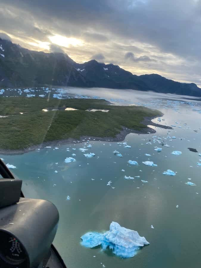 Seward: Bear Glacier Scenic Flight with Icebergs - An In-Depth Look at the Scenic Flight Experience