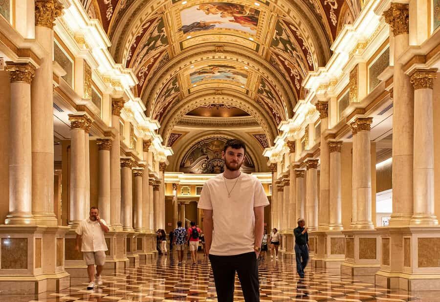 Small Group Vegas Strip Walking Tour with Free Drink - Who Should Consider This Tour?