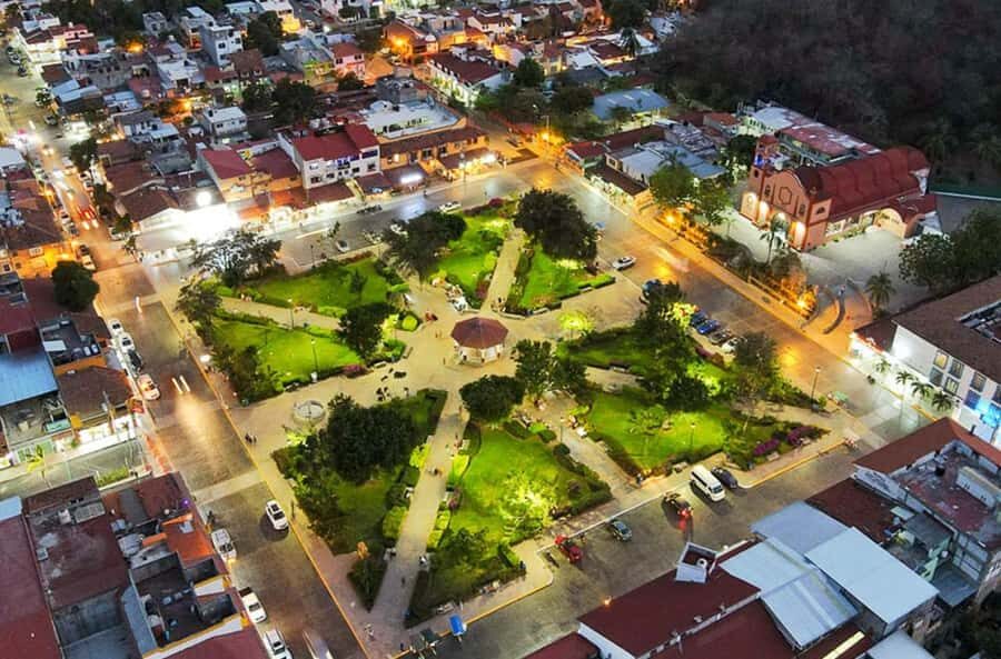 Sunset in Huatulco and pairing: Mezcal and Tlayuda - A Closer Look at the Experience