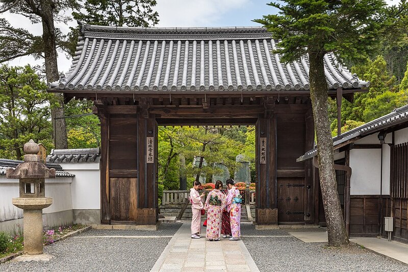 Four ladies wearing yukatas, in front of the North Gate (Kit
