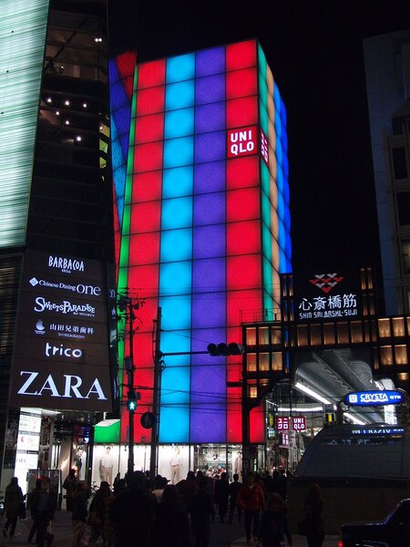 ユニクロ大阪心斎橋店を撮影