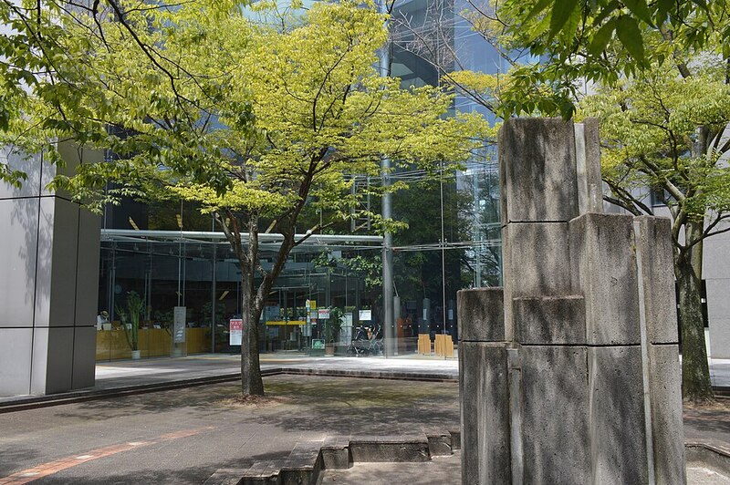 愛媛県今治市常盤町5丁目203-2にある今治市立中央図書館。