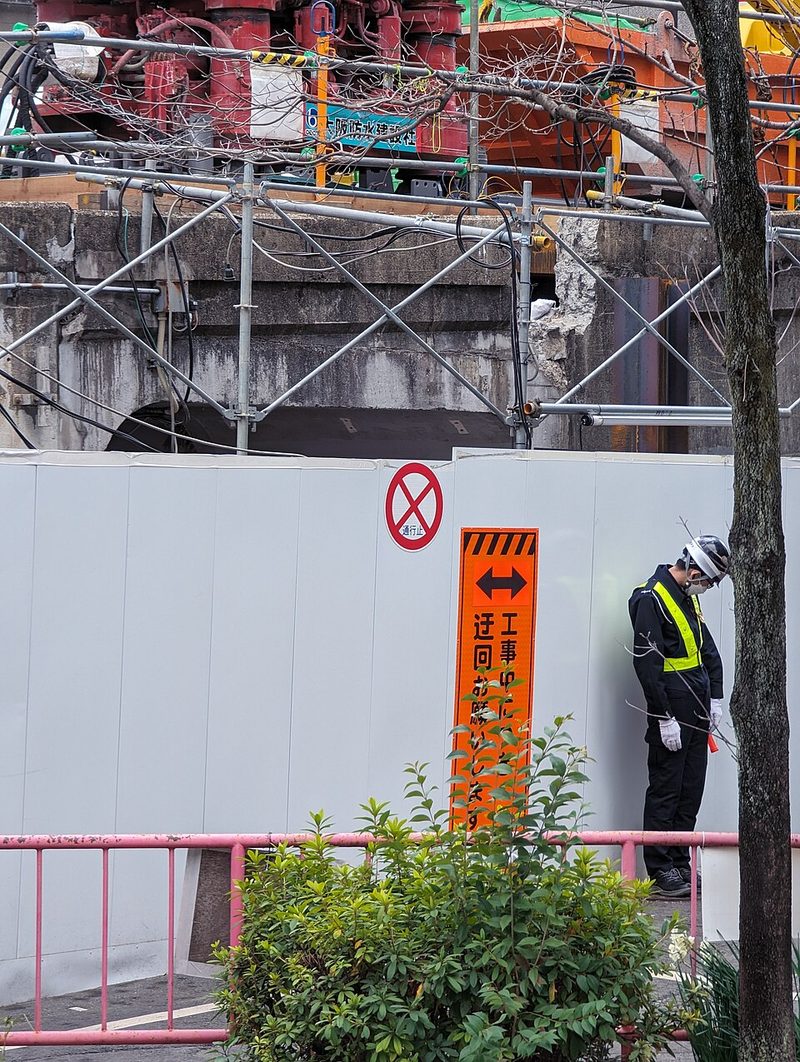Blocked entrance of the way under 猿楽橋 bridge, due to bridge renovation