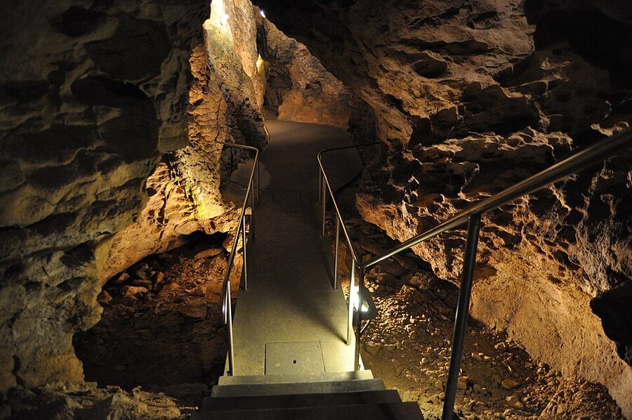 Limestone passage inside Pál-völgyi cave Budapest