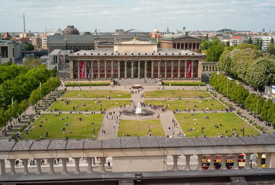 Altes Museum Lustgarten Berlin tourists