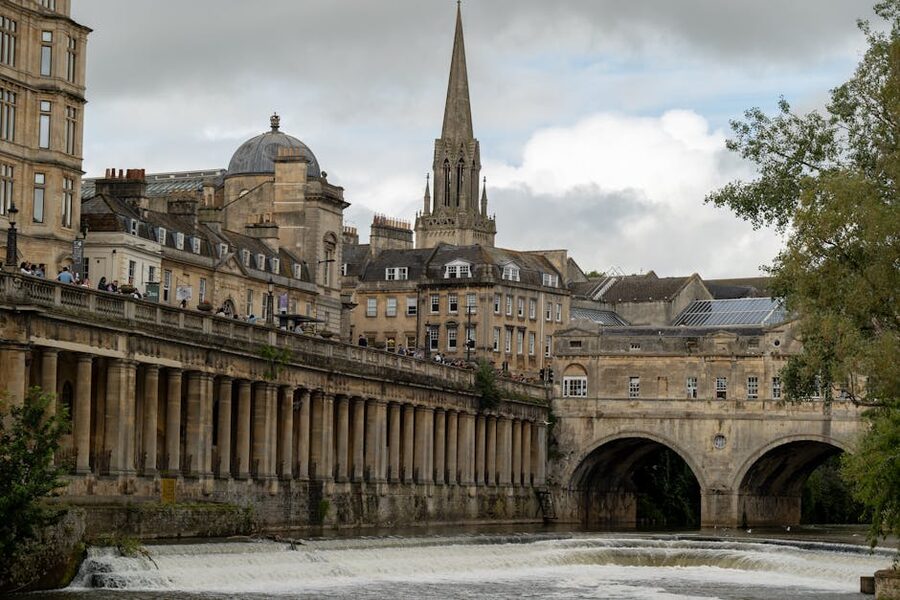 Pulteney Bridge spanning river Bath