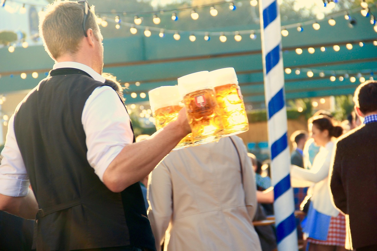 Waiter carrying a one-litre Mass of beer at Oktoberfest Munich