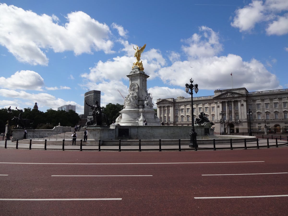 Victoria Memorial fountain and golden statue with Buckingham Palace behind it