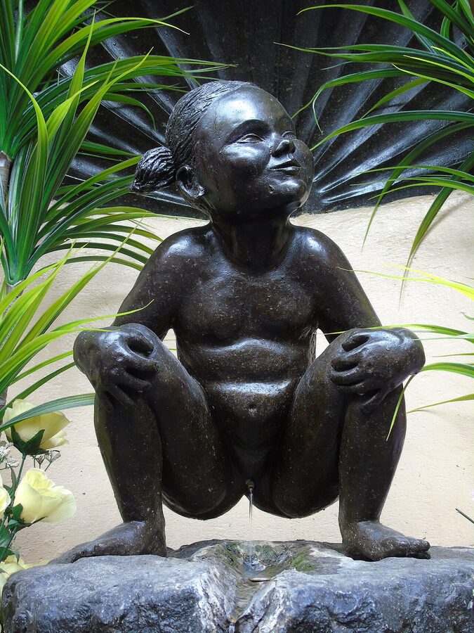 Jeanneke Pis statue Brussels squatting girl fountain