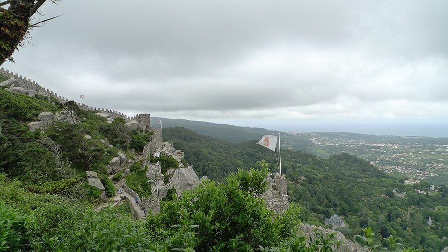 Narrow stone walkway along the Castelo dos Mouros battlements