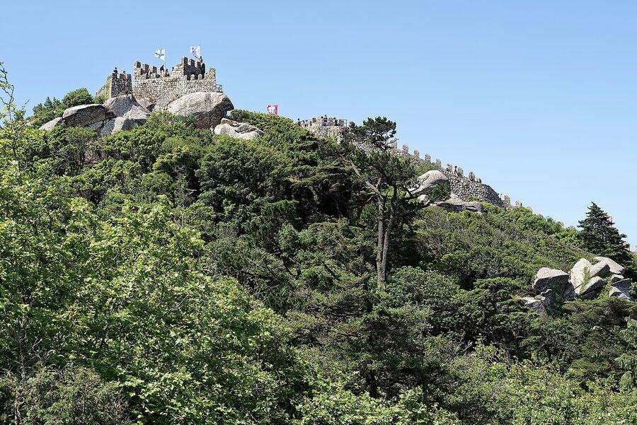 Castelo dos Mouros walls running along the rocky ridge in Sintra