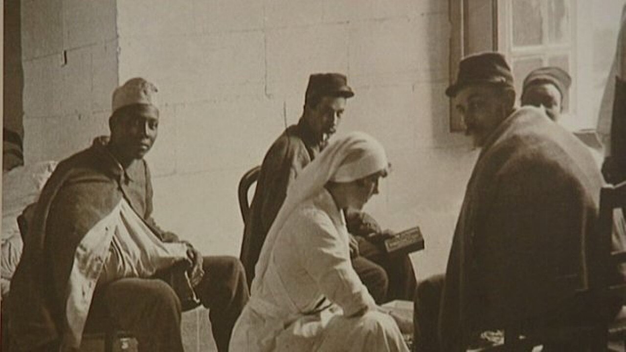 Historical photo of Chenonceau's gallery used as a WWI hospital