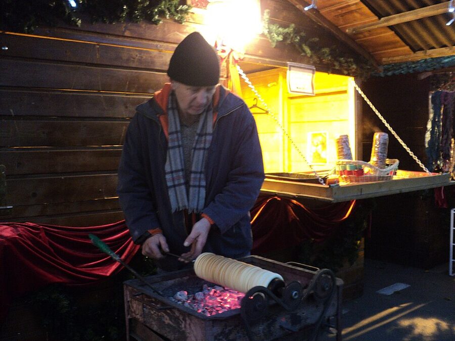 Electric rotating chimney cake oven