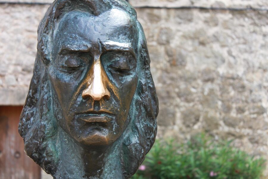 Fryderyk Chopin bronze statue close detail