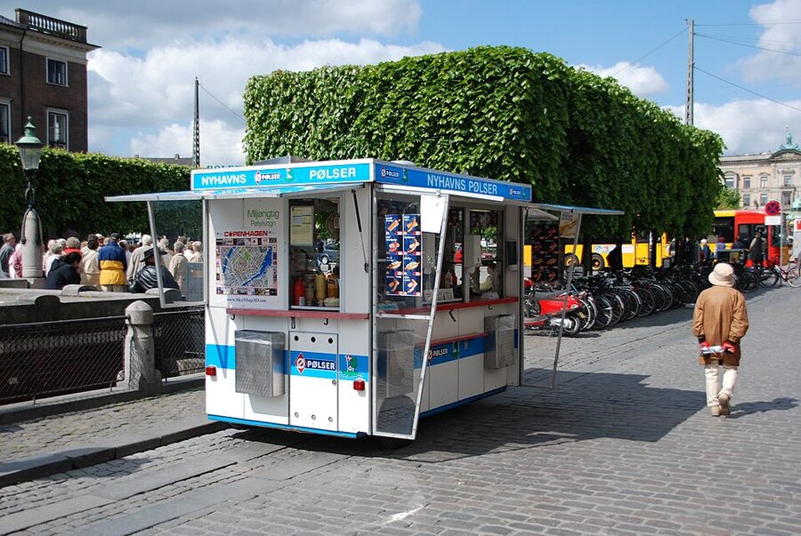Nyhavns Polser hot dog cart at the Nyhavn end