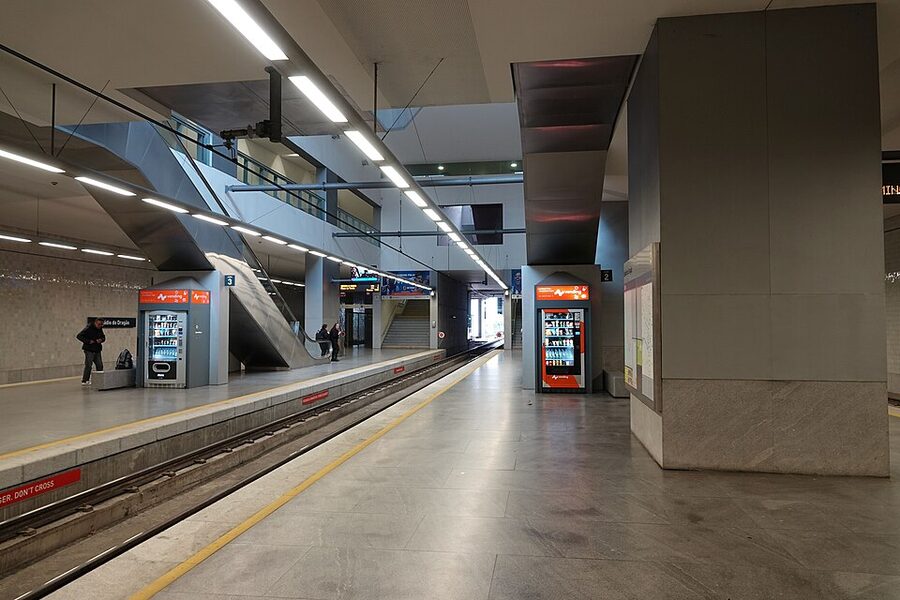 Estadio do Dragao metro station platform
