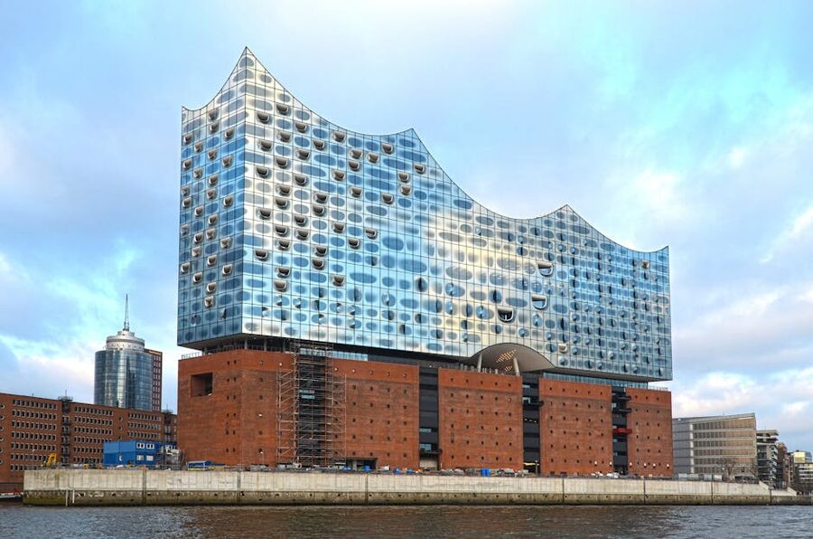 Elbphilharmonie Hamburg water reflection