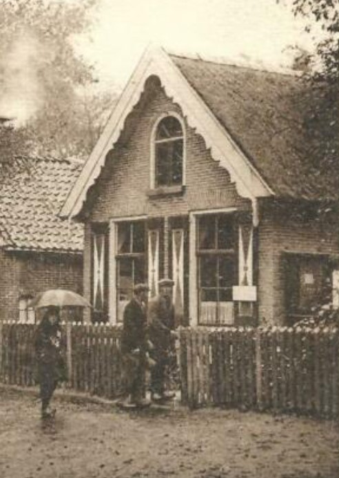 1929 archival photograph of a Giethoorn thatched farmhouse