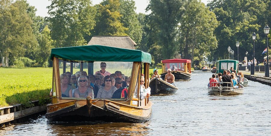 Giethoorn channel with thatched houses