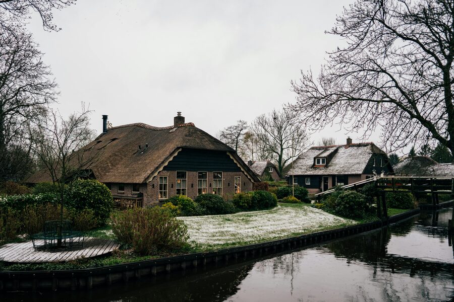 Giethoorn main canal houses
