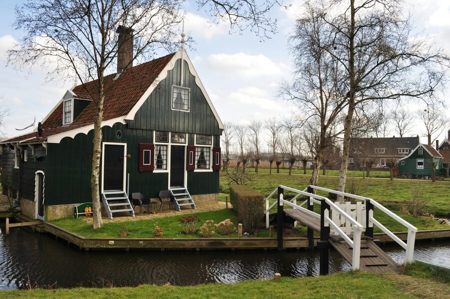 Giethoorn canal reflection evening
