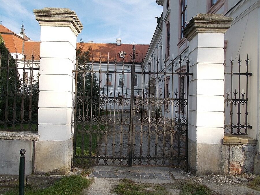 Gate of the northern courtyard at Gödöllő Palace