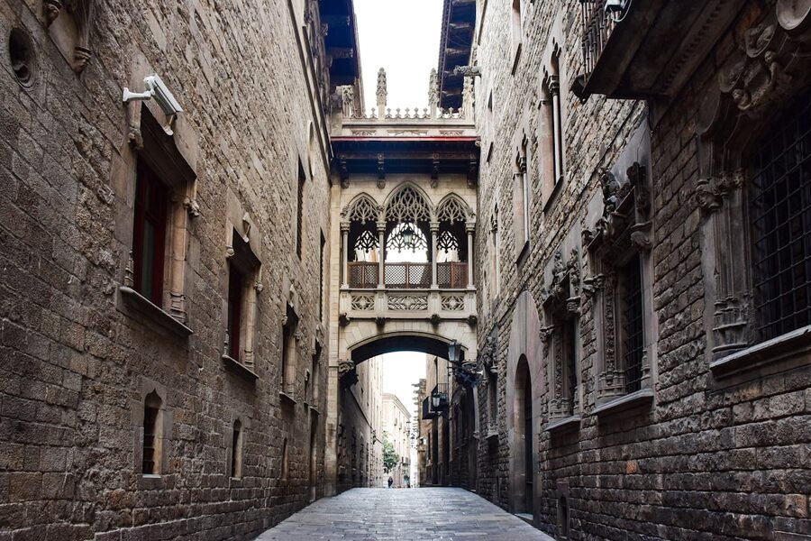 Narrow cobblestone street in Barcelona Gothic Quarter with stone archway