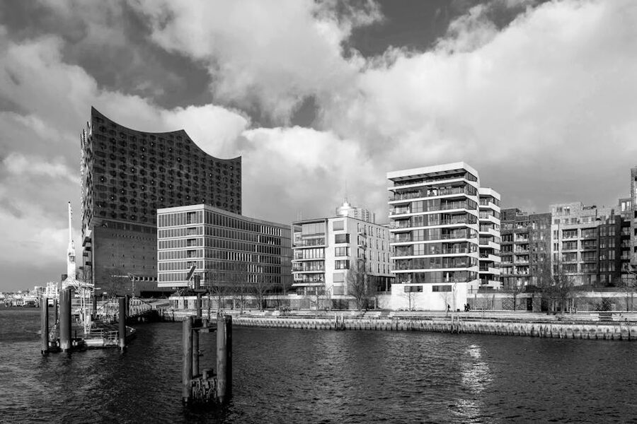 Hamburg Elbphilharmonie black and white panorama