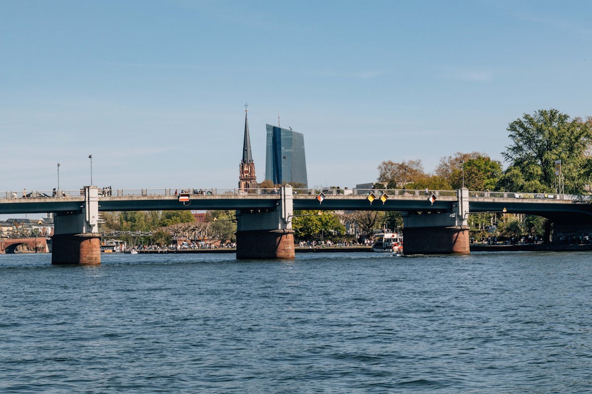 Eiserner Steg footbridge crossing the Main River