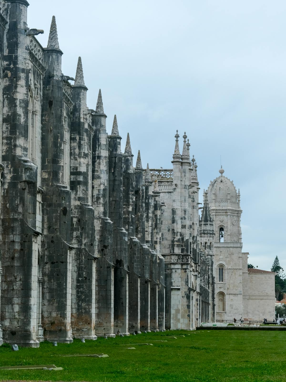 Gothic architectural elements and vaulted ceiling at Jeronimos Monastery