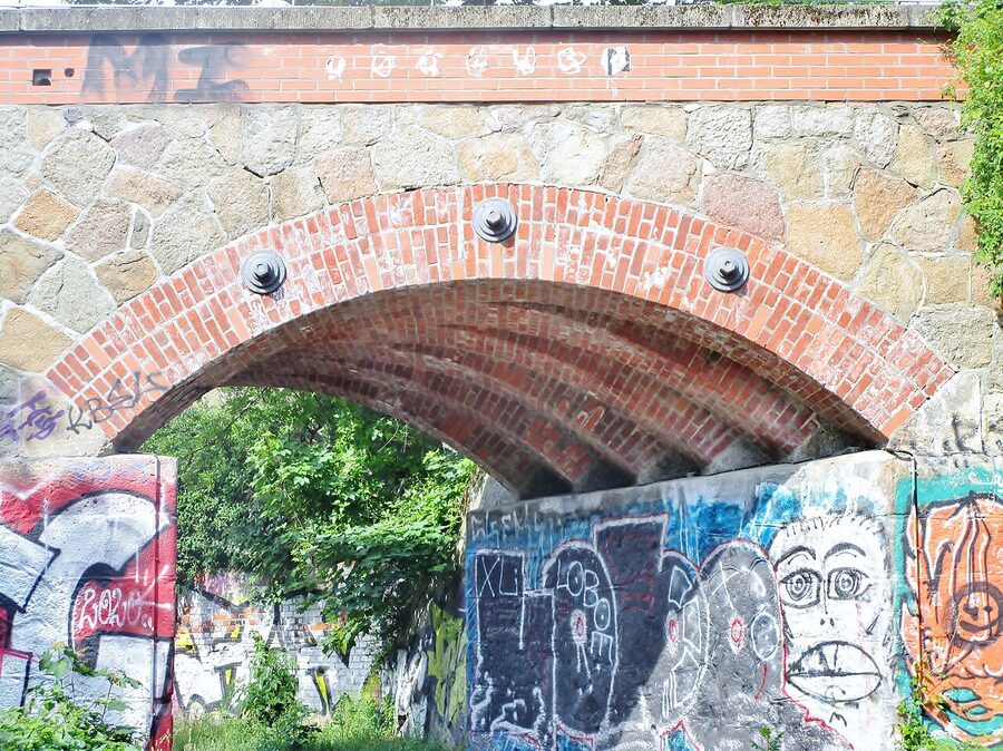 Karl-Heine Canal former railway bridge arch