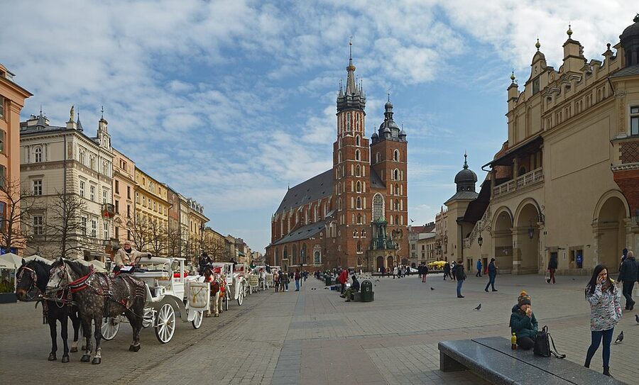 Horse-drawn carriages waiting at Rynek Glowny
