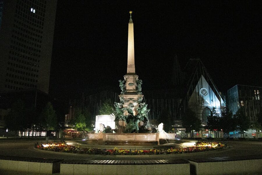 Leipzig Mendebrunnen fountain at night