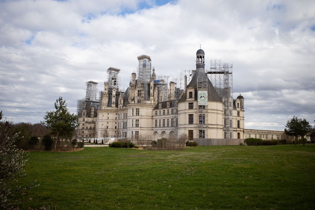 Front facade of Chateau de Chambord with green lawn