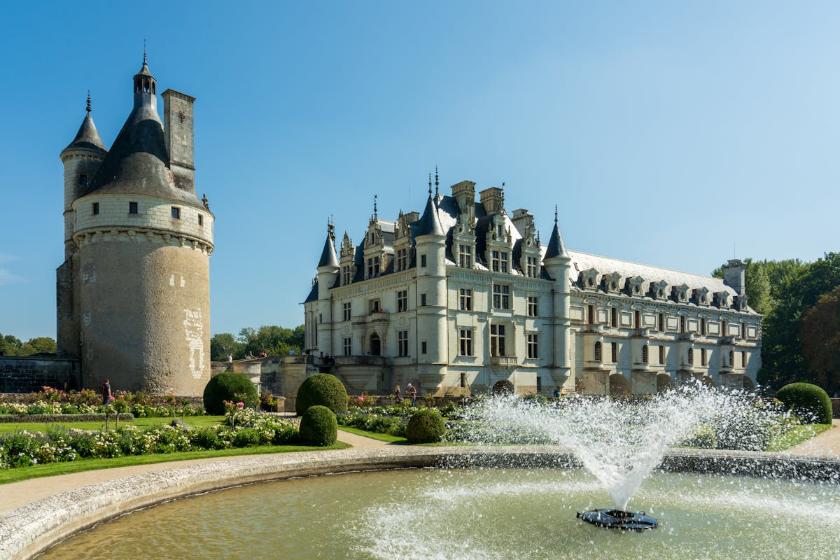 Chateau de Chenonceau gardens with a central fountain and Renaissance architecture