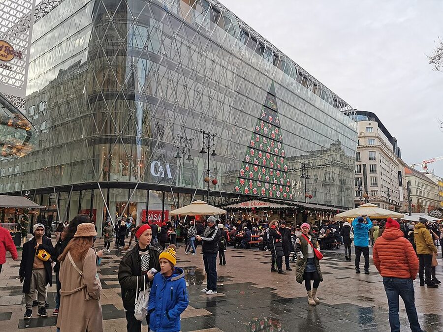 Vorosmarty Christmas Fair stalls in Budapest